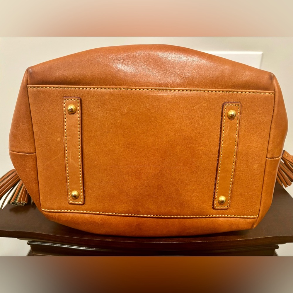 🧡 Authentic Dooney and Bourke Florentine Buckley Bag in Natural 🧡 - Picture 4 of 14